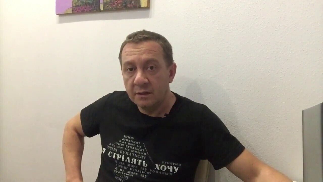 На каждом столбе висит враг Майдана. И улыбается