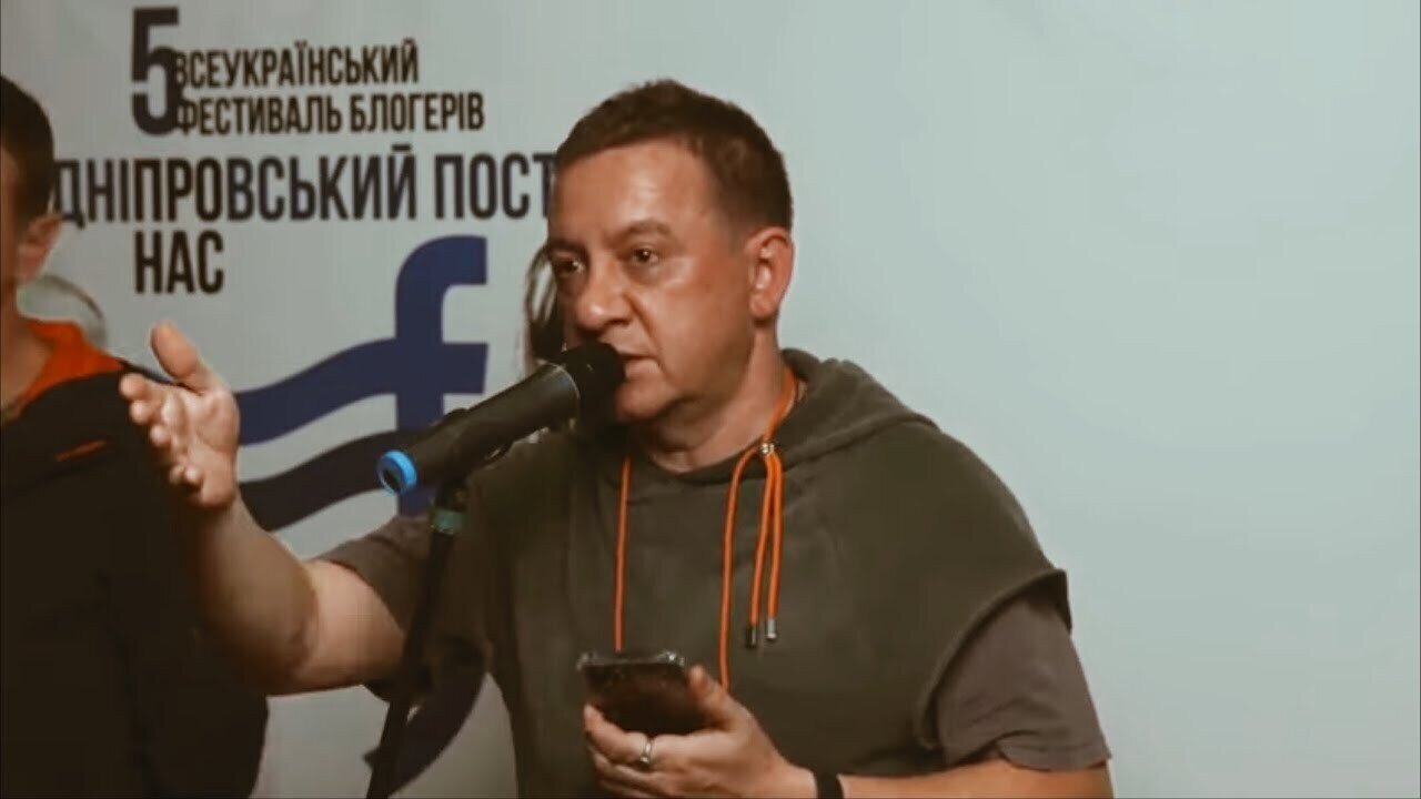 ТОНКИЙ УСИК ДРУЖБЫ. Ватный боксёр сшивает «братские народы»?